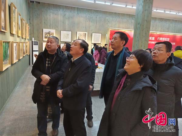 10参观画展 吕德君摄.jpg
