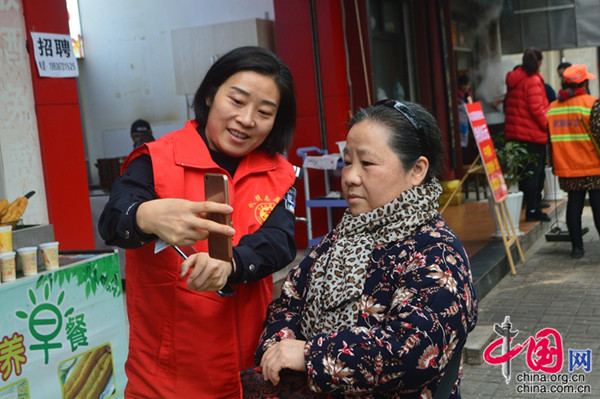 耐心服务市民.jpg