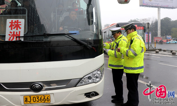 图四 交警部门严查客车.jpg