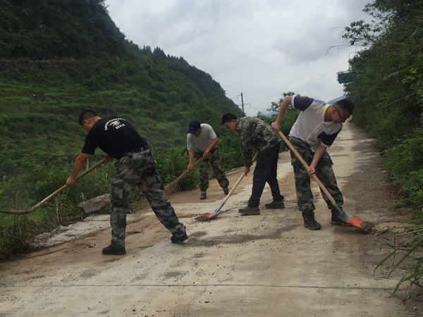 9 清理路面淤泥.JPG