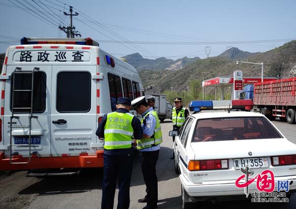 交警联合路政执法.jpg
