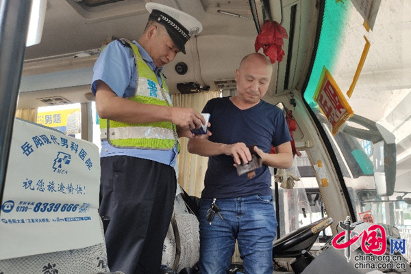 检查客车驾驶人证照.jpg